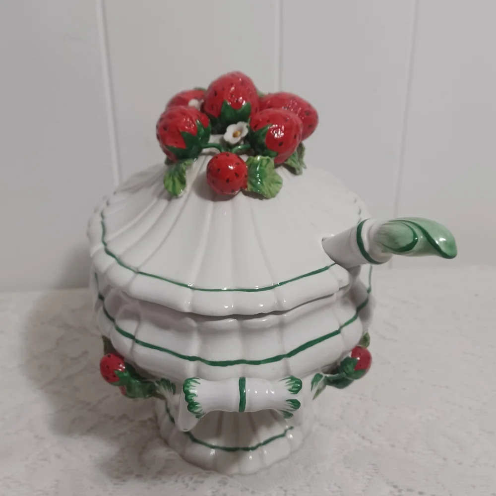 Italian Strawberry Tureen - Picture 5 of 13